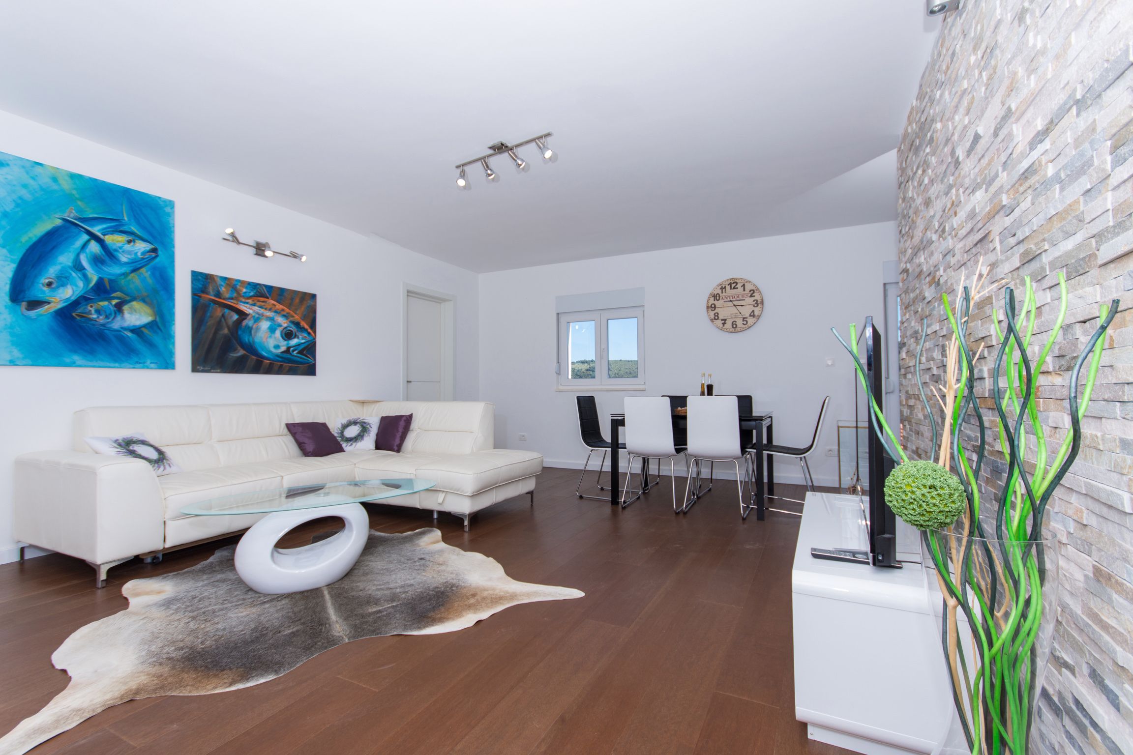Apartment Lavender open-plan living and dining area